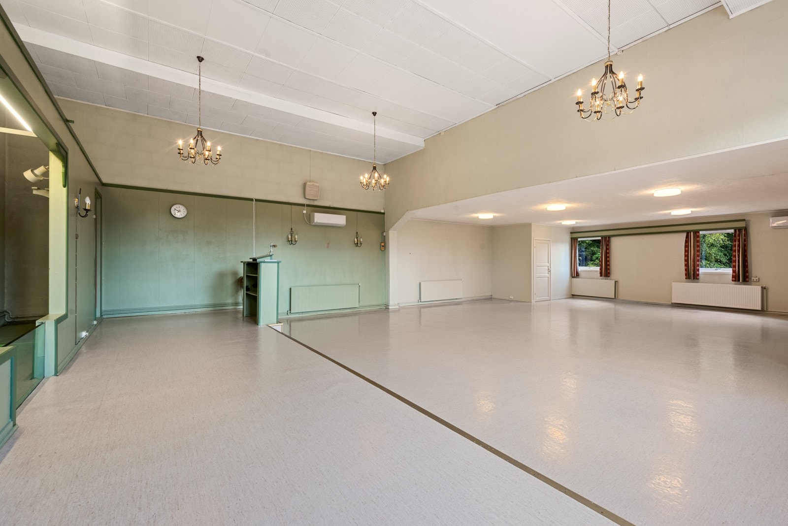 Stor forsamlingssal med scene. Galleribilde