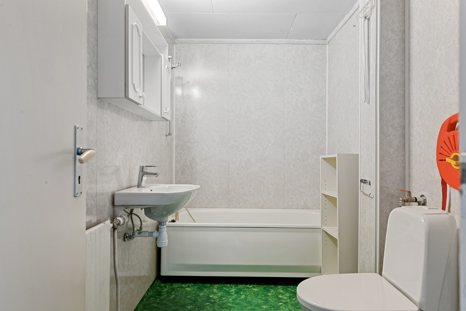 Bad er innredet med badekar, servant og klosett. Galleribilde