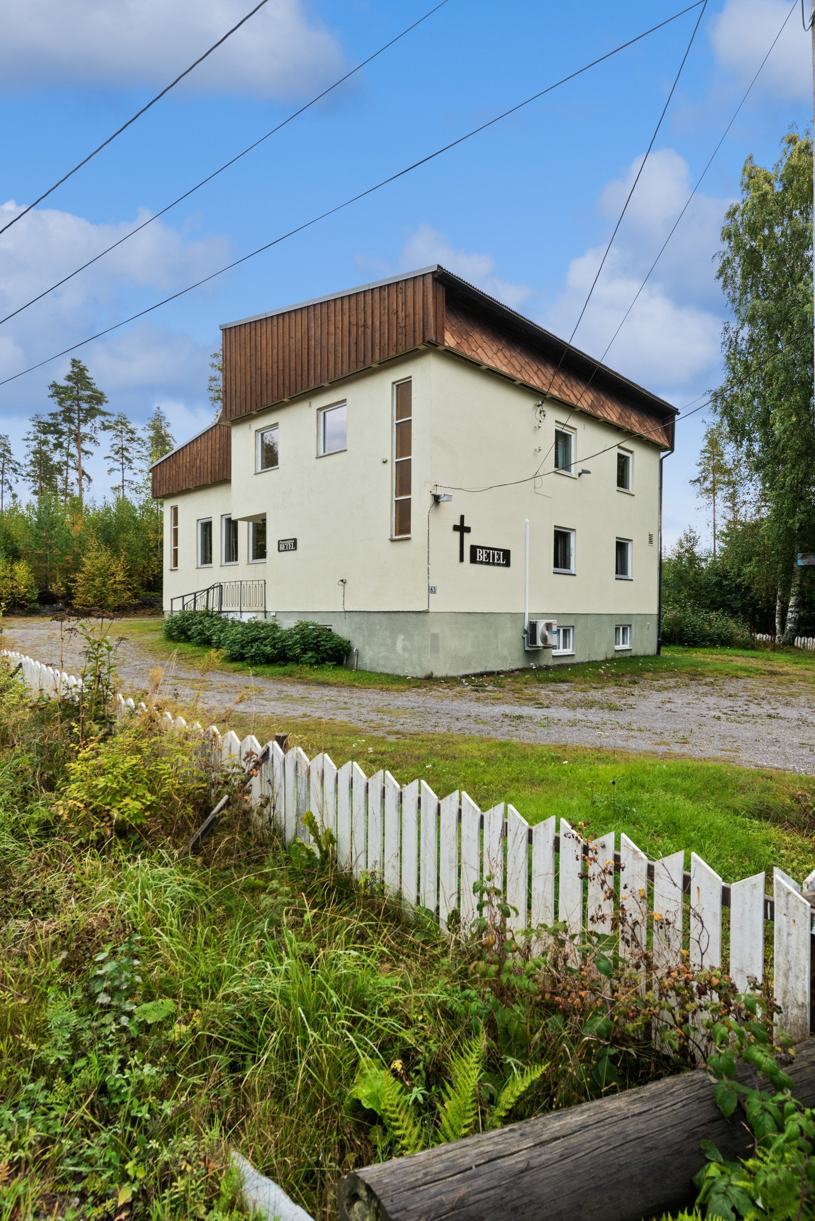 Det er oppsatt gjerde i del av tomtegrense. Galleribilde