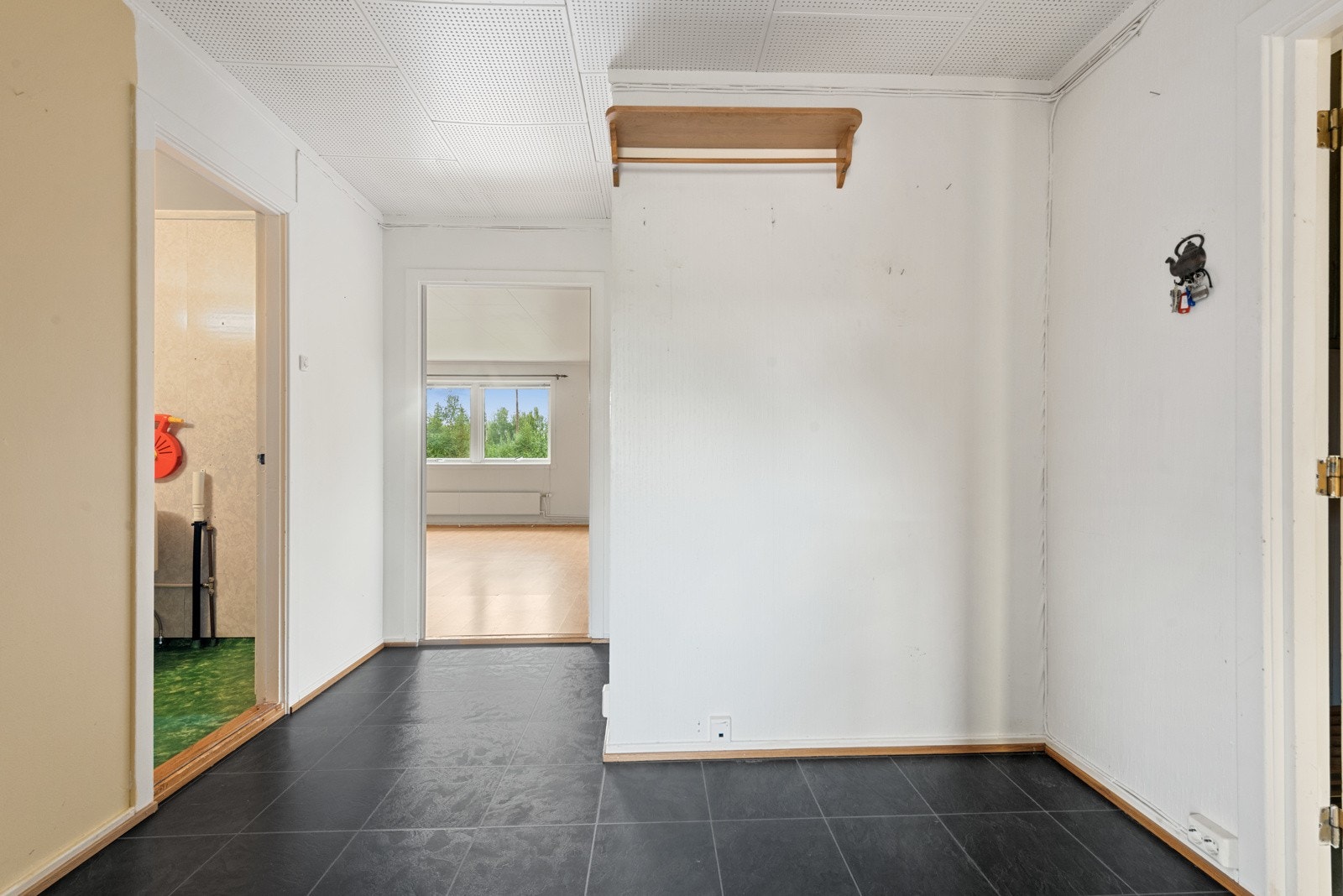 Romslig entré. Galleribilde