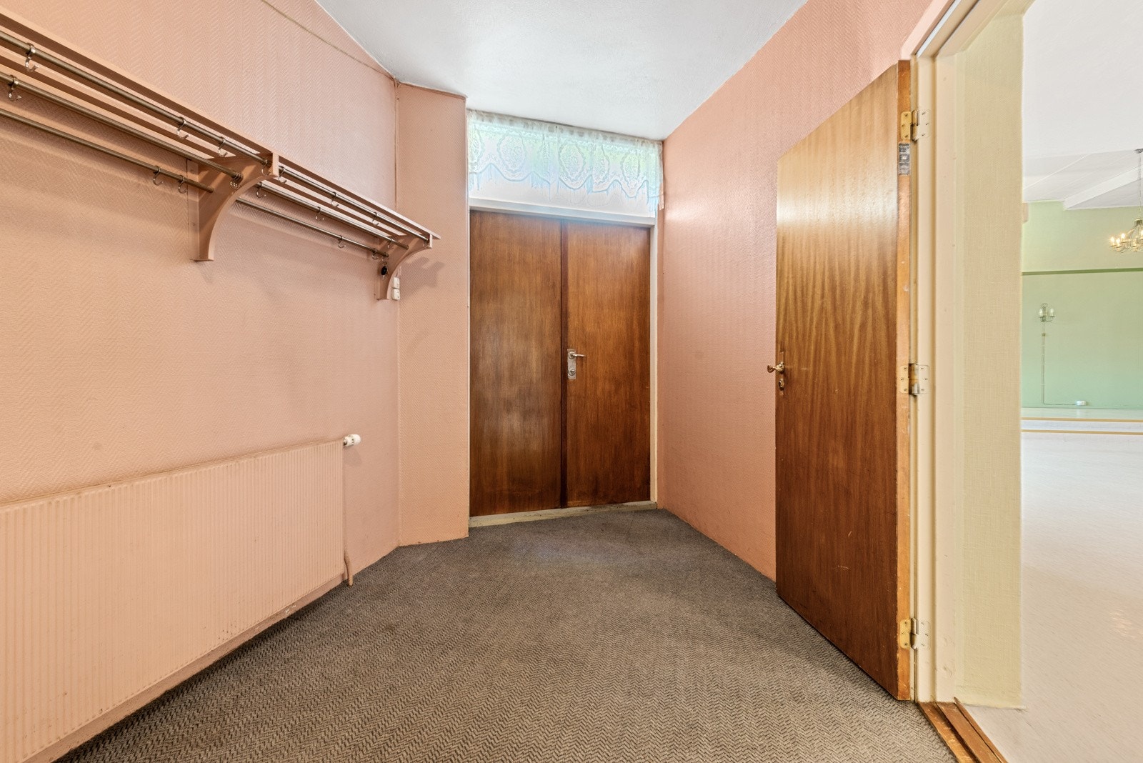 Inngang til forsamlingslokale. Galleribilde