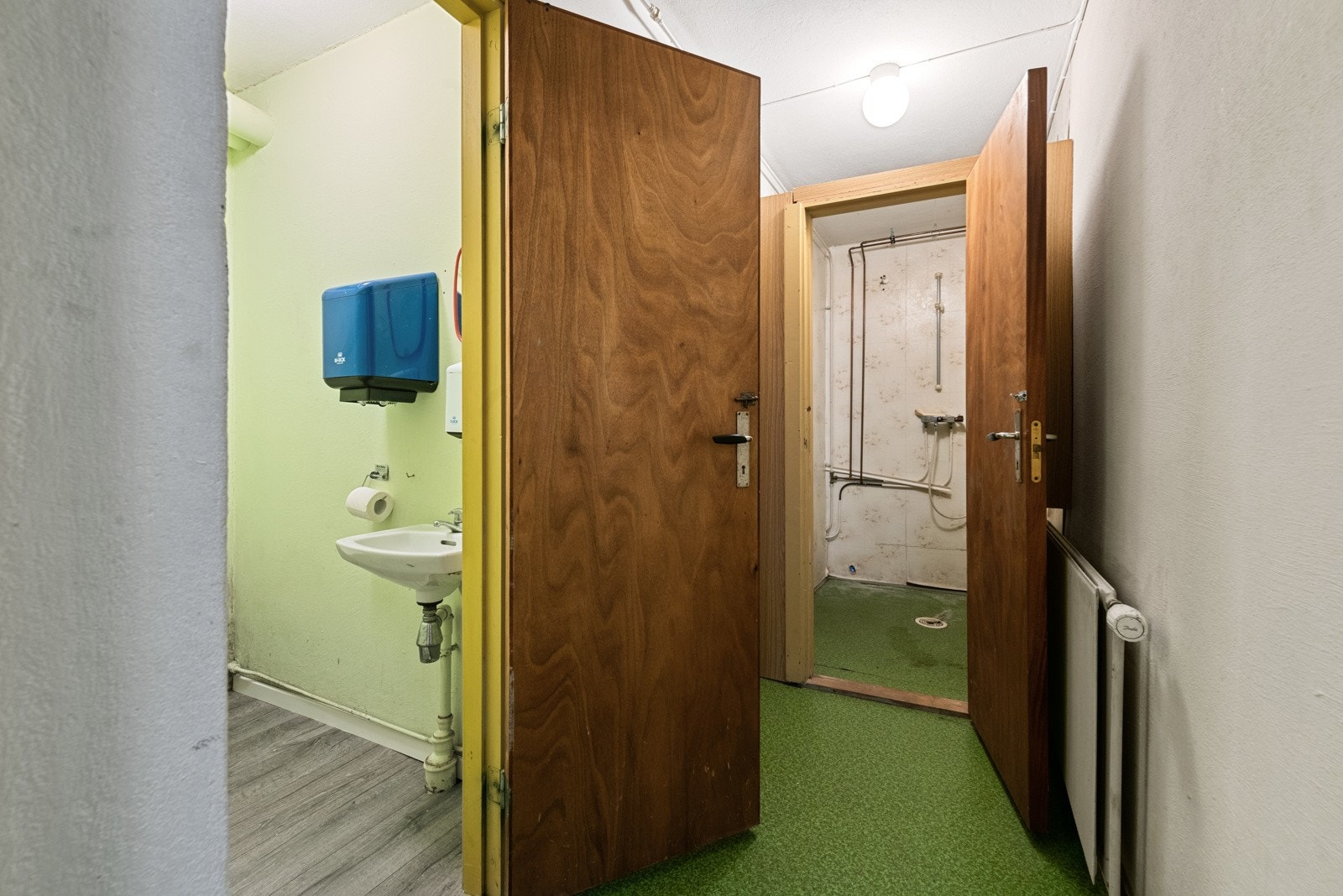 Her er det to toalettrom et dusjrom m/ toalett. Galleribilde