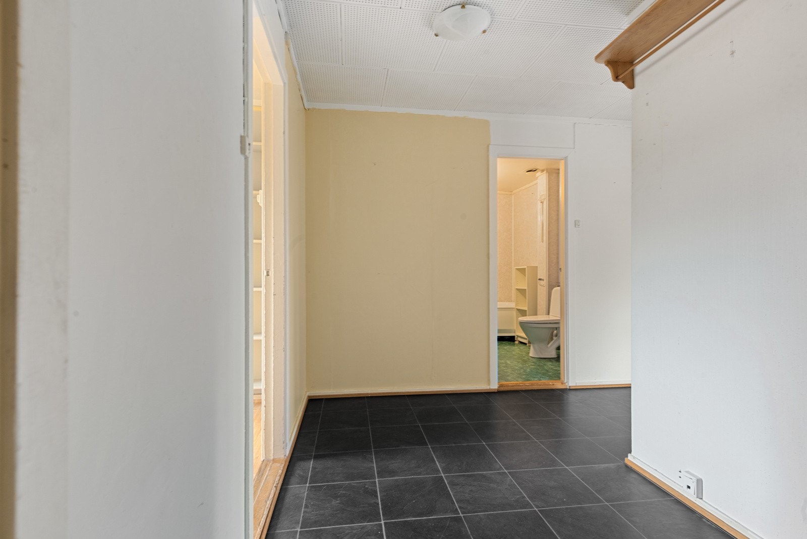 Leiligheten har gang, entre, bad/wc, to soverom, kjøkken og stue. Galleribilde