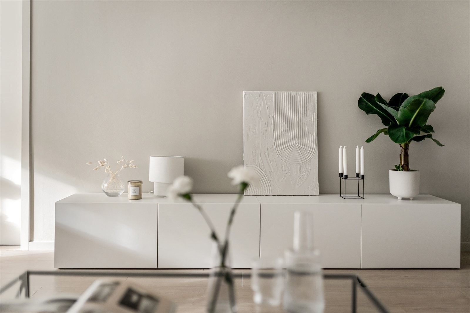 Lyst og lekkert laminatgulv. Galleribilde