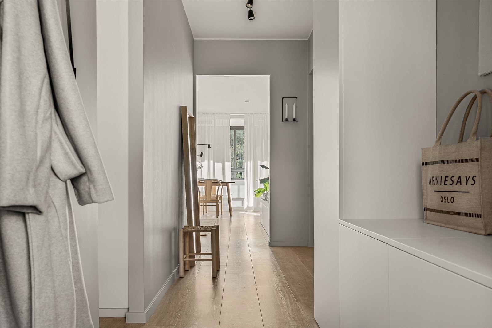 Lys og innbydende entré med plass til å henge fra seg yttertøy og oppbevare sko. Galleribilde