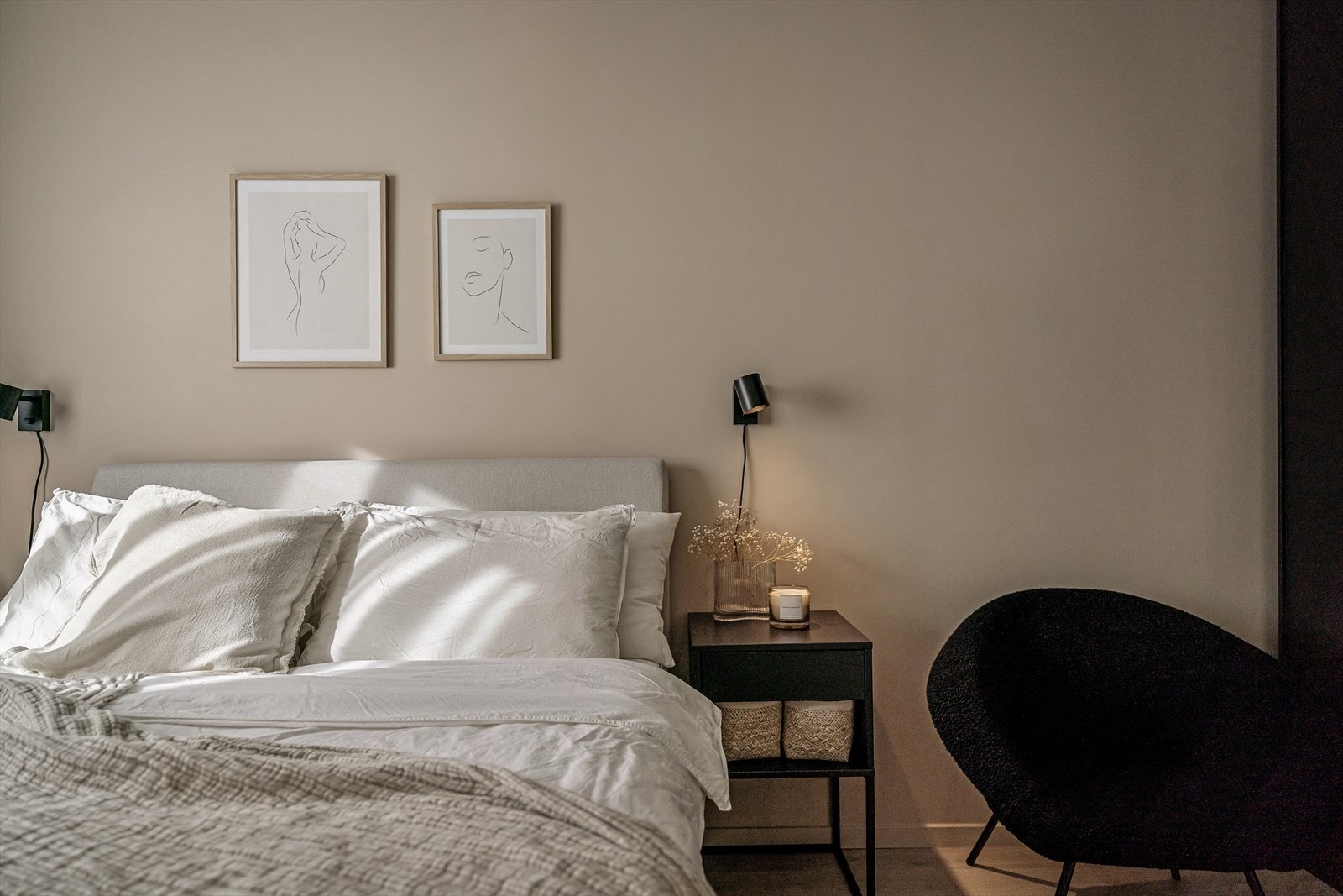 God plass til å innrede med dobbeltseng, nattbord og garderobe løsning. Galleribilde