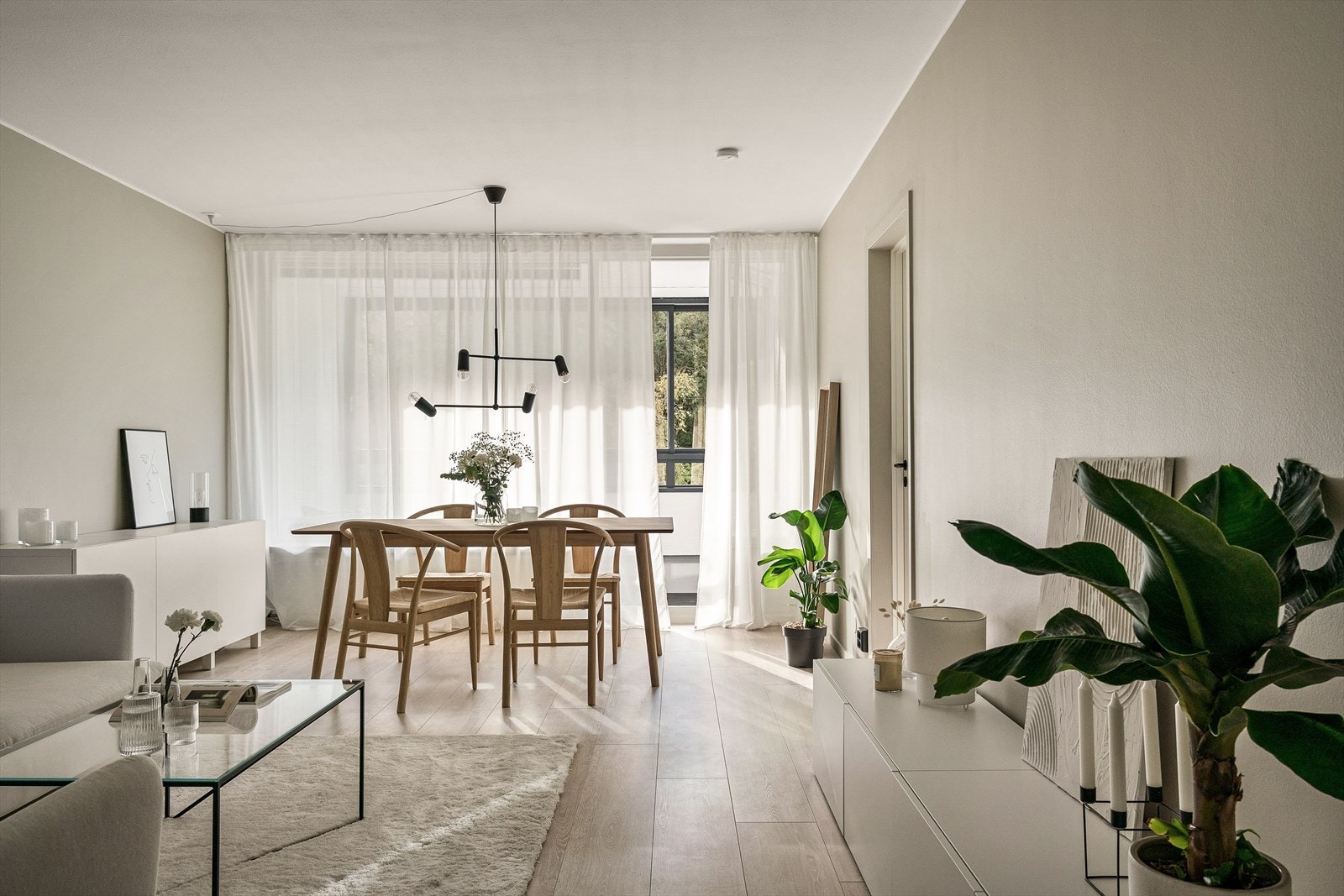 Romslig stue som måler til hele 22m². Galleribilde
