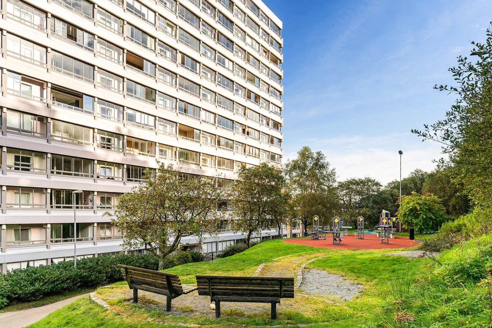 Felles uteområde med parkeringsplasser, lekeplass og grøntområde, m.m. Galleribilde