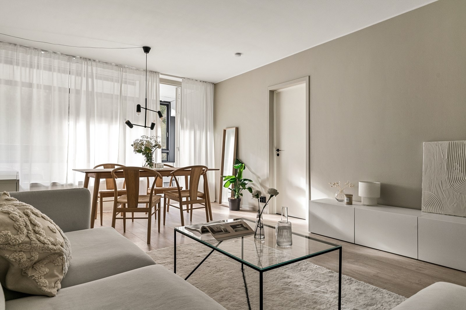 Stuens størrelsen og romløsningen gir gode muligheter til å møblere med både sofa og tilhørende møblement. Galleribilde