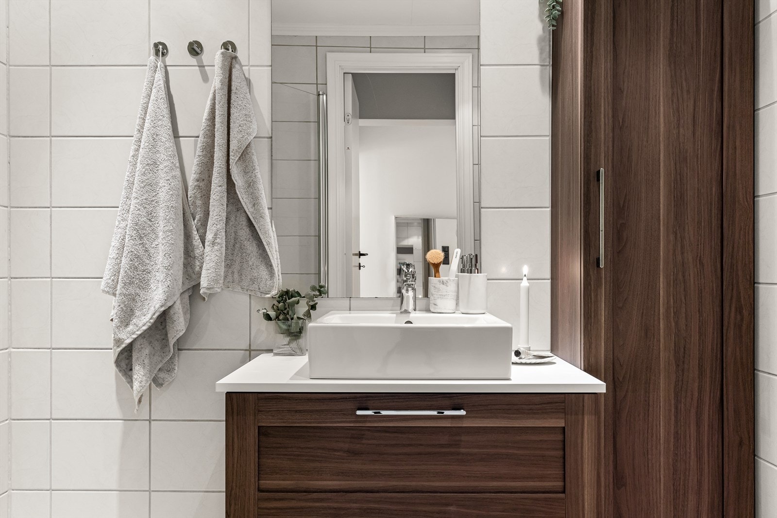 Badet har fliser på gulv og vegger samt varmekabler i gulv. Galleribilde