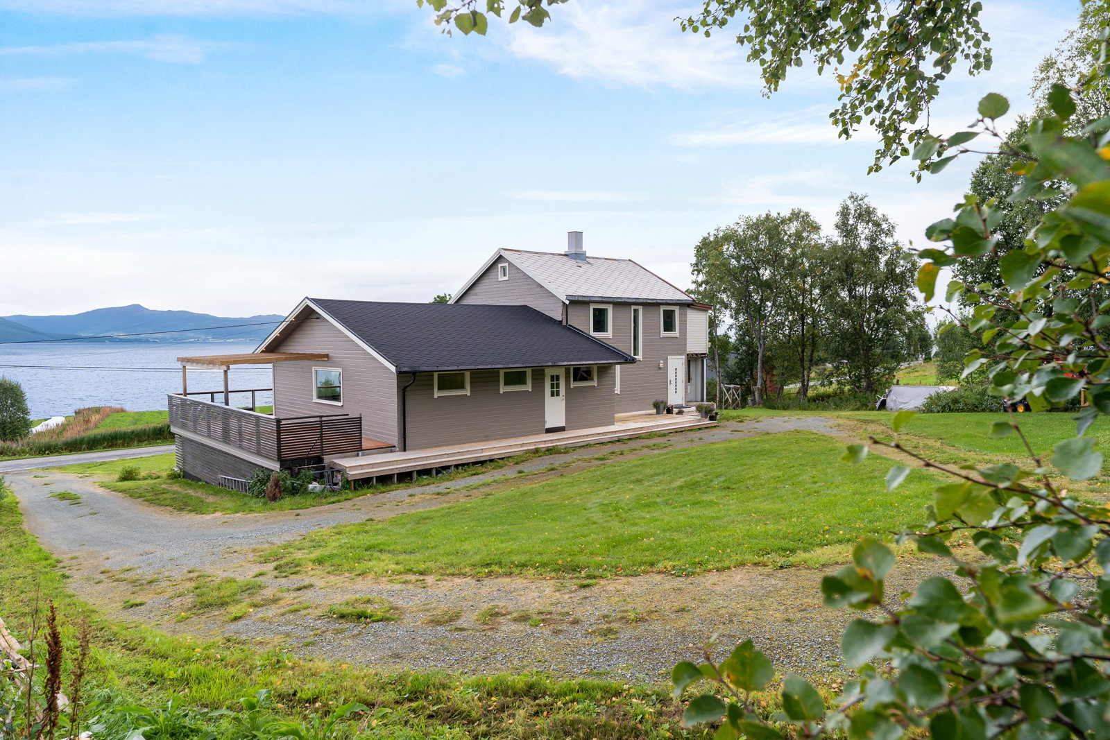 Velkommen til Malangsveien 2619 - En flott enebolig med panorama utsikt over sjøen!