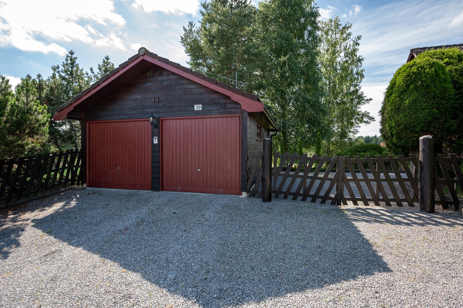 Parkering er i frittstående dobbelgarasje eller på gruset gårdsplass. Galleribilde
