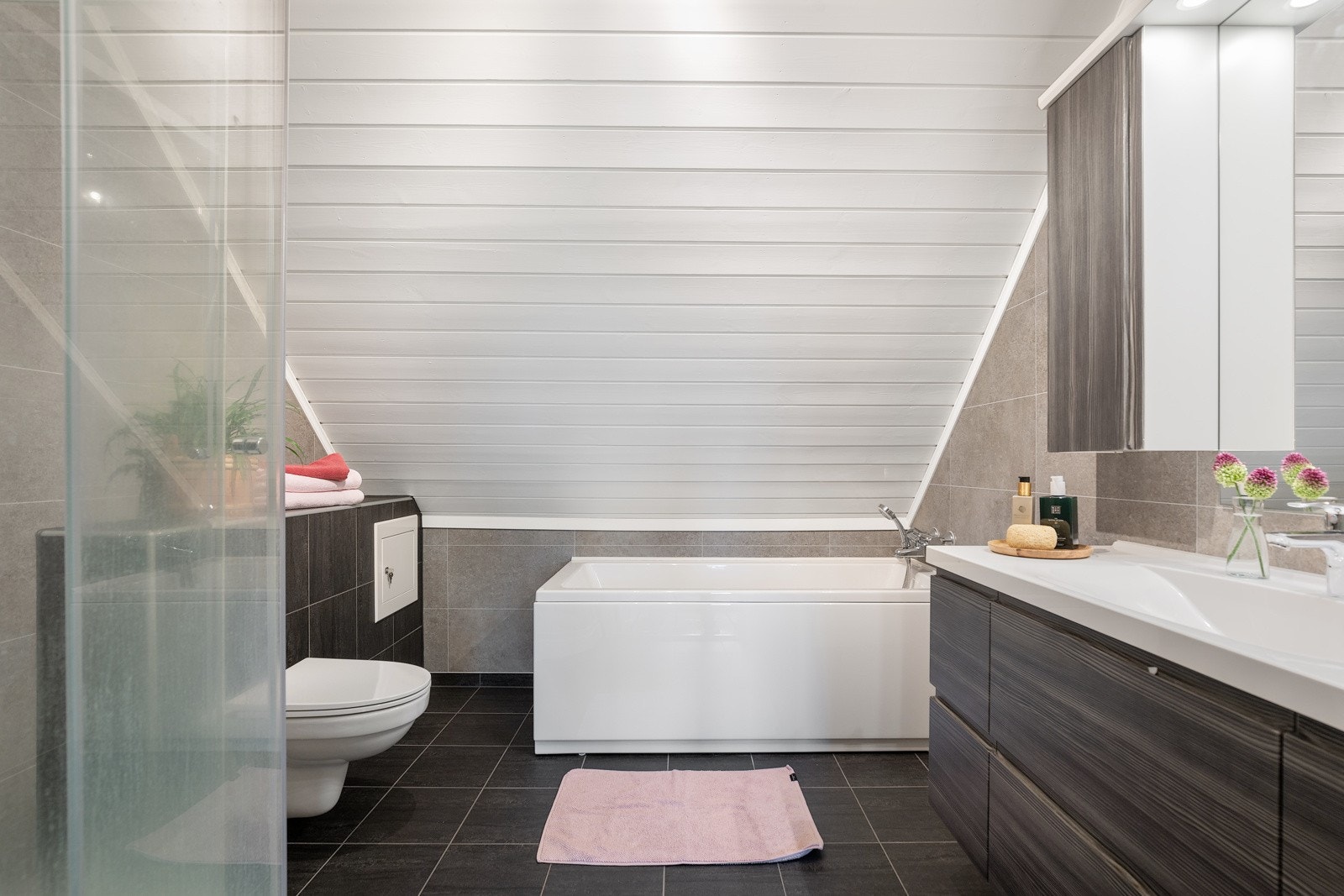 Badet i andre etasje ble pusset opp i 2018 og har flislagt gulv, baderomsplater på vegger, noe skråhimling og gulvvarme. Galleribilde