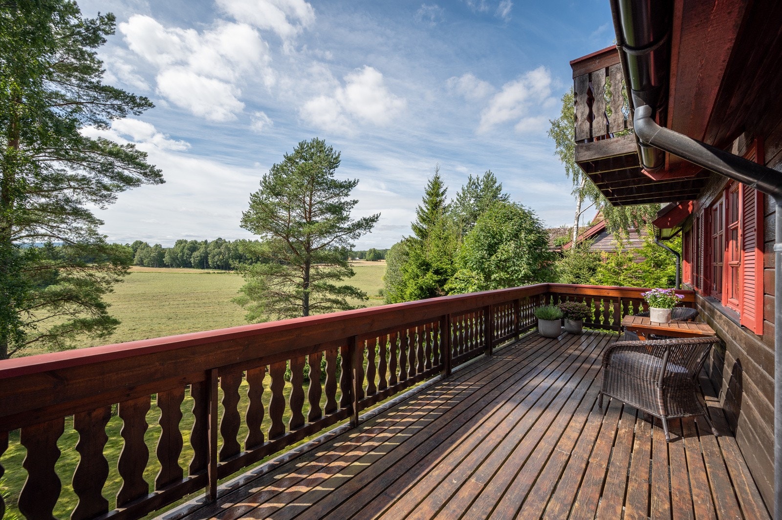 Boligen har også en balkong med utgang fra loftstuen. Balkongen ligger plassert over verandaen og de deler samme, fine utsikt. Galleribilde