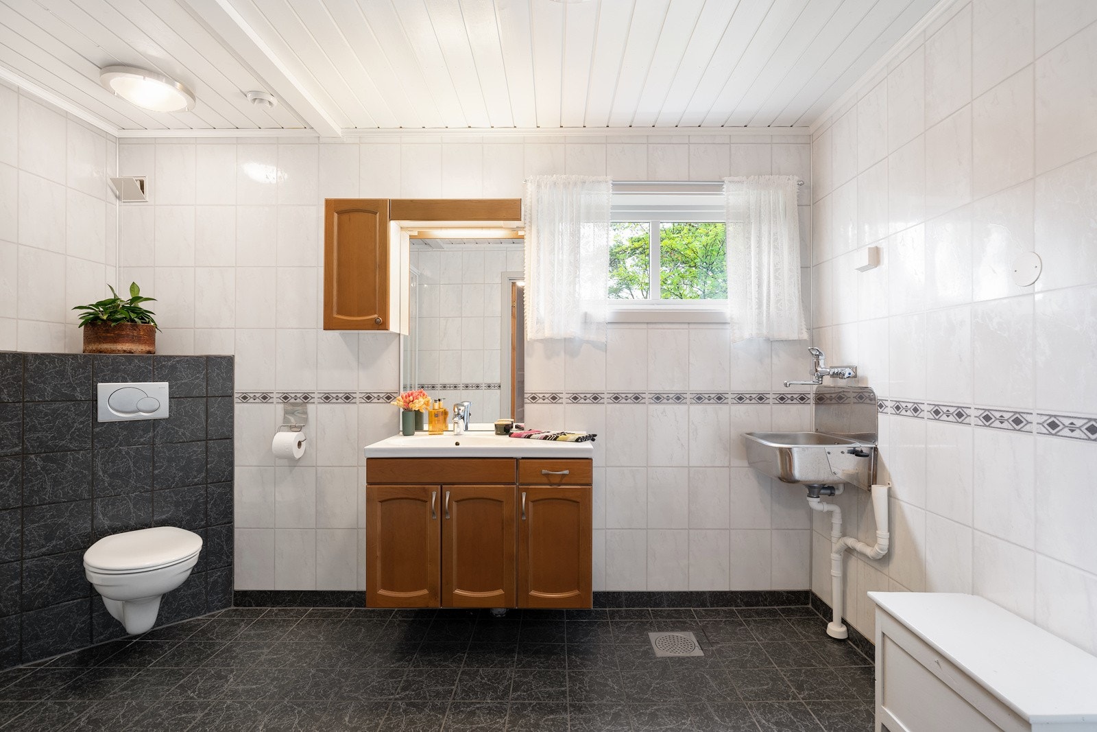 Badet i første etasje ble oppgradert i 2009 med bl.a. flislagt gulv og baderomsplater på veggene. Galleribilde