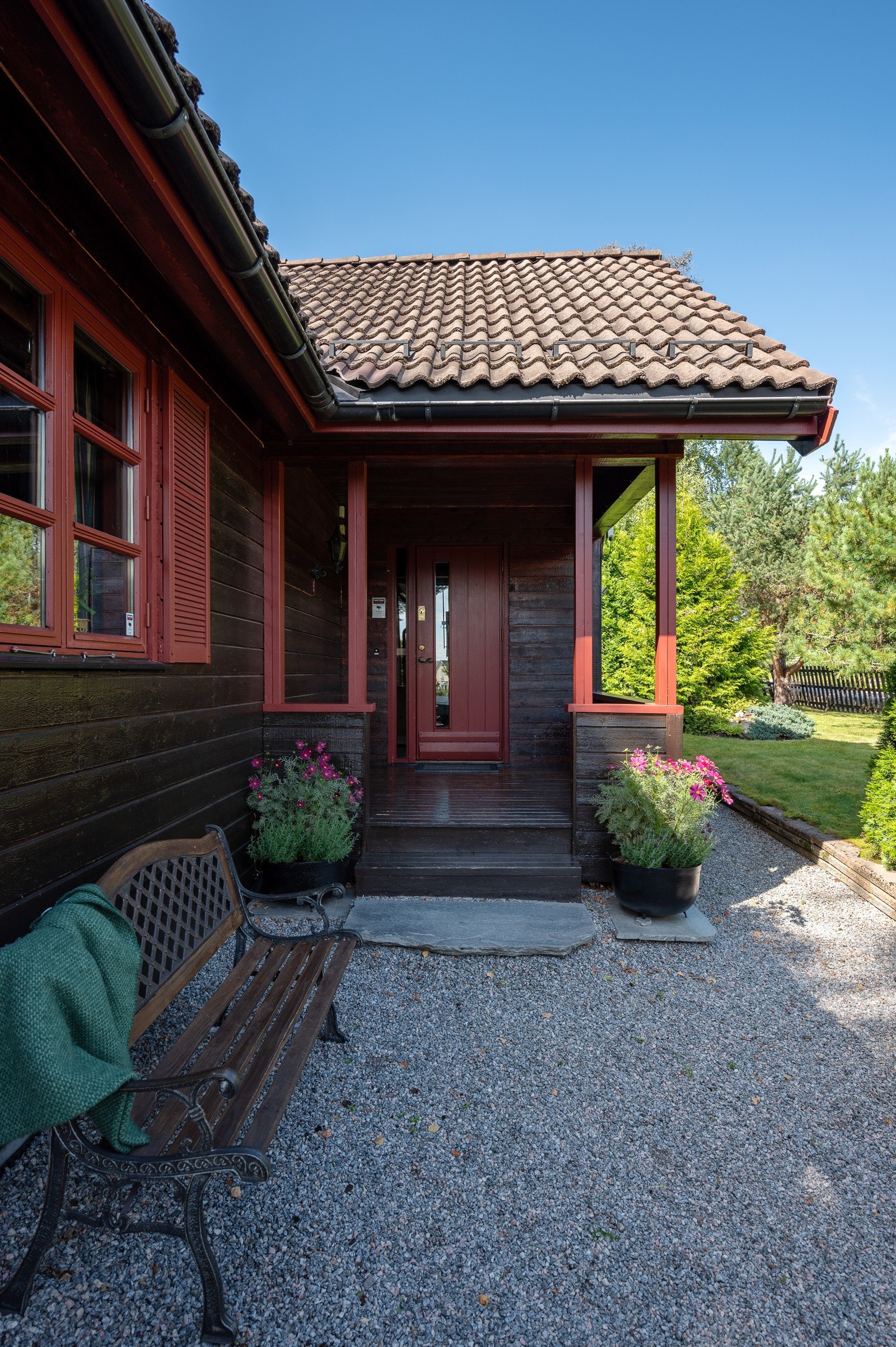 Inngangsparti ligger innebygget med trapp til gruset gårdsplass, liten adkomstterrasse Galleribilde