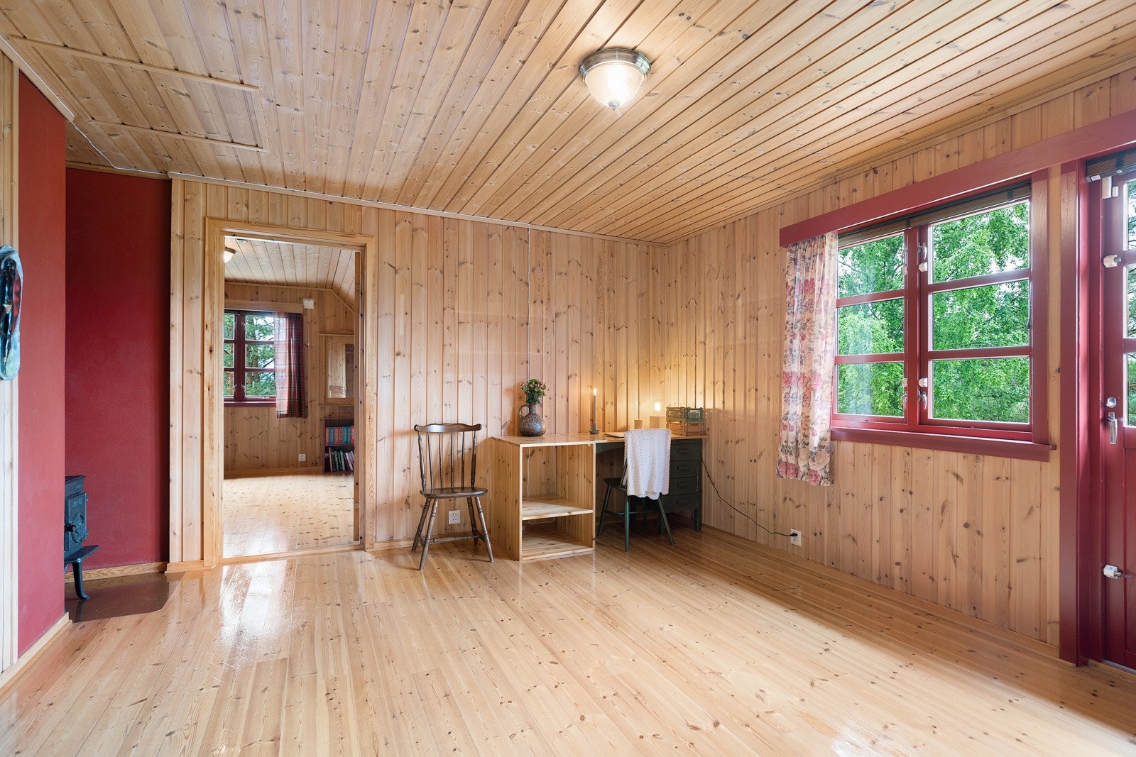 Loftstuen ligger mellom soverommene i denne etasjen, og har vedovn samt utgang til balkong med flott utsikt. Galleribilde