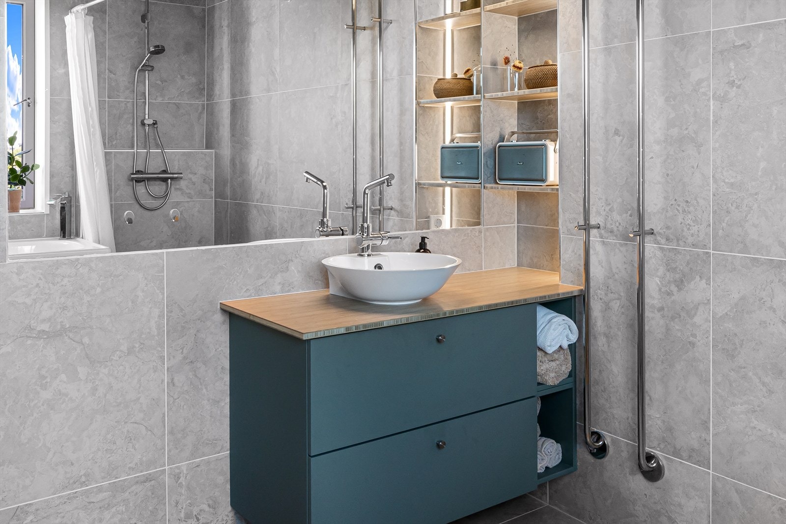 Det er lagt varmefolie bak speilet for å forhindre dugg på speilet Galleribilde