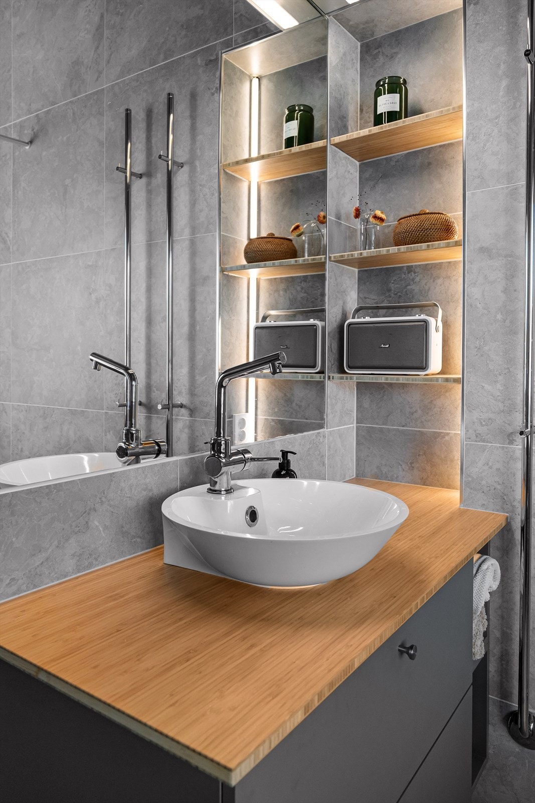 Innebygget hyllesystem med ekstra oppbevaringsplass og belysning, samt håndkletørkere Galleribilde