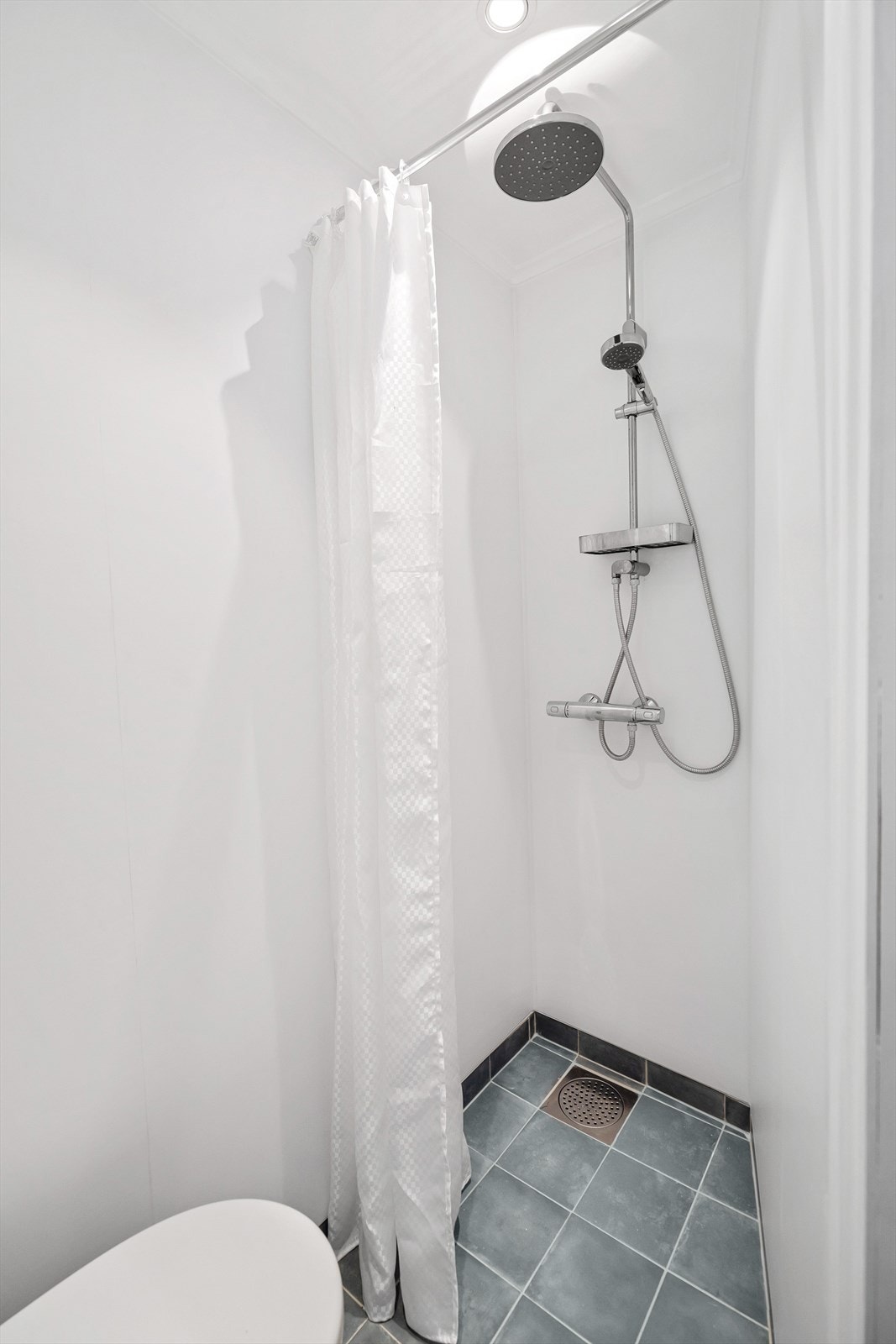 Dusjnisje med regnfallsdusj Galleribilde