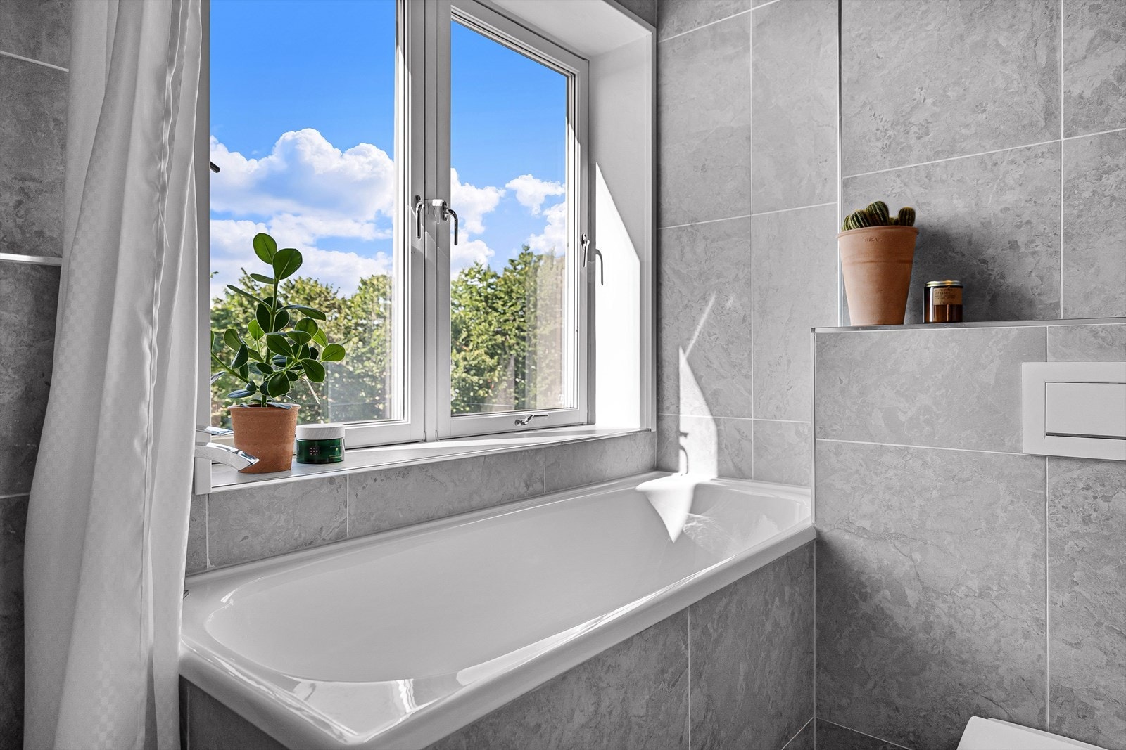 Delikat innfliset badekar Galleribilde