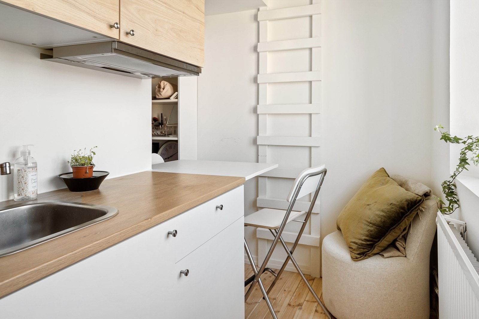 Kjøkkenet har et sammenleggbart bord for ekstra benkeplass og plass til to Galleribilde