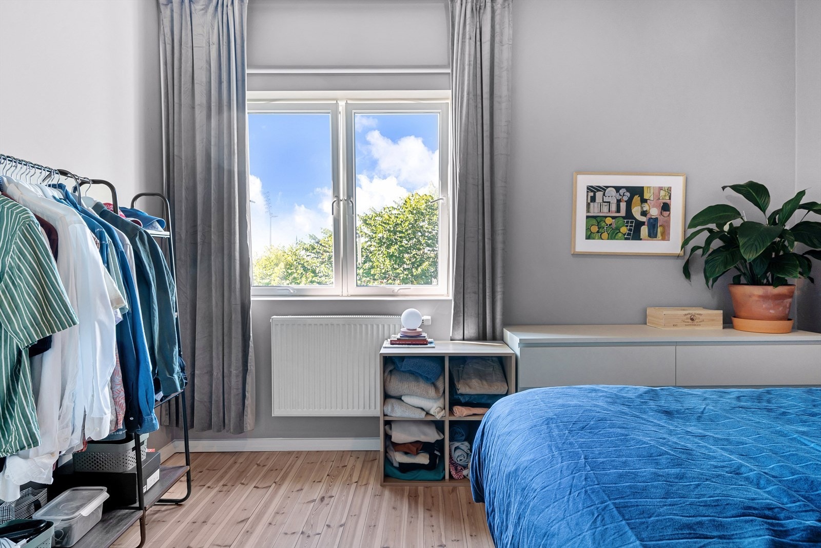 På soverommet er det plass til dobbeltseng, nattbord og garderobeskap Galleribilde