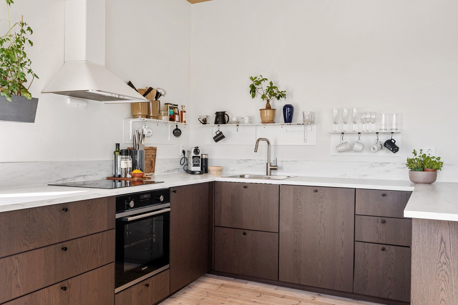 Kjøkkenet har rikelig med skap-og benkeplass Galleribilde