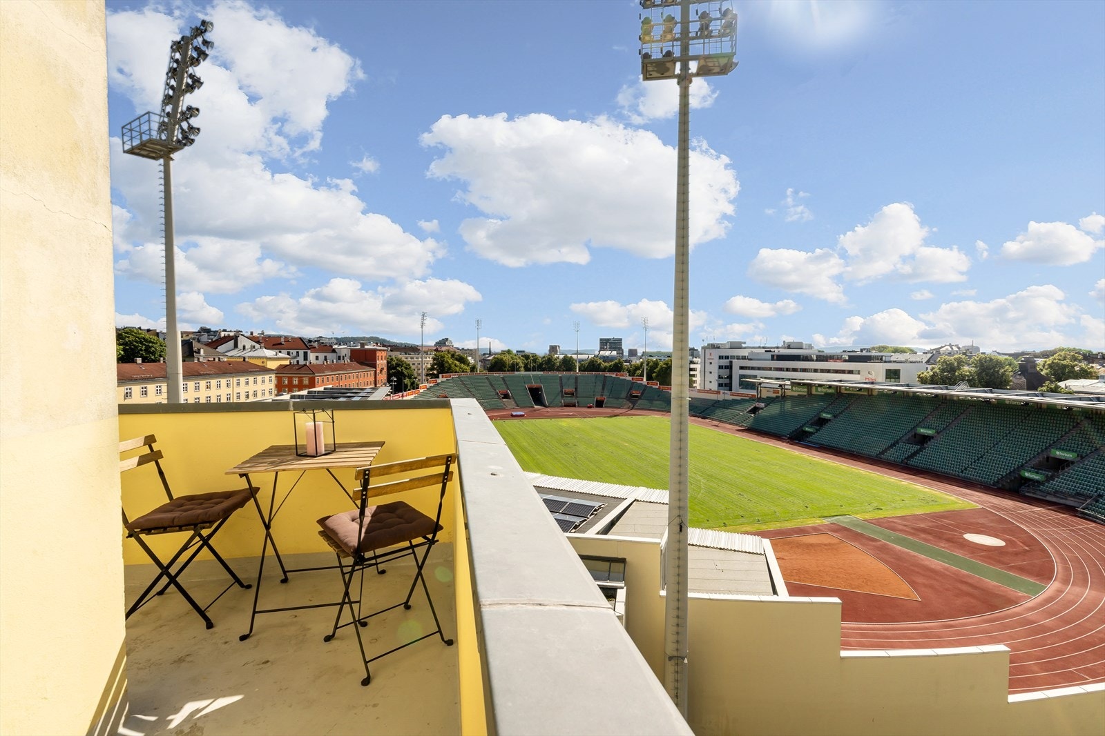 Balkongen vender mot syd og vest og har nydelig utsikt over Bislett stadion Galleribilde