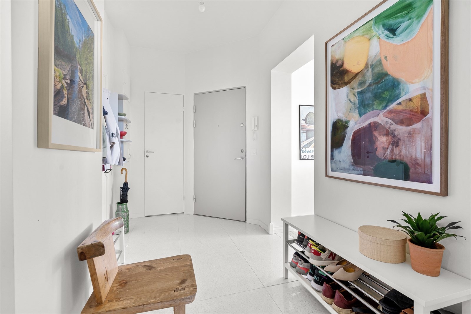 Innbydende entré med gode oppbevaringsmuligheter for yttertøy og sko Galleribilde