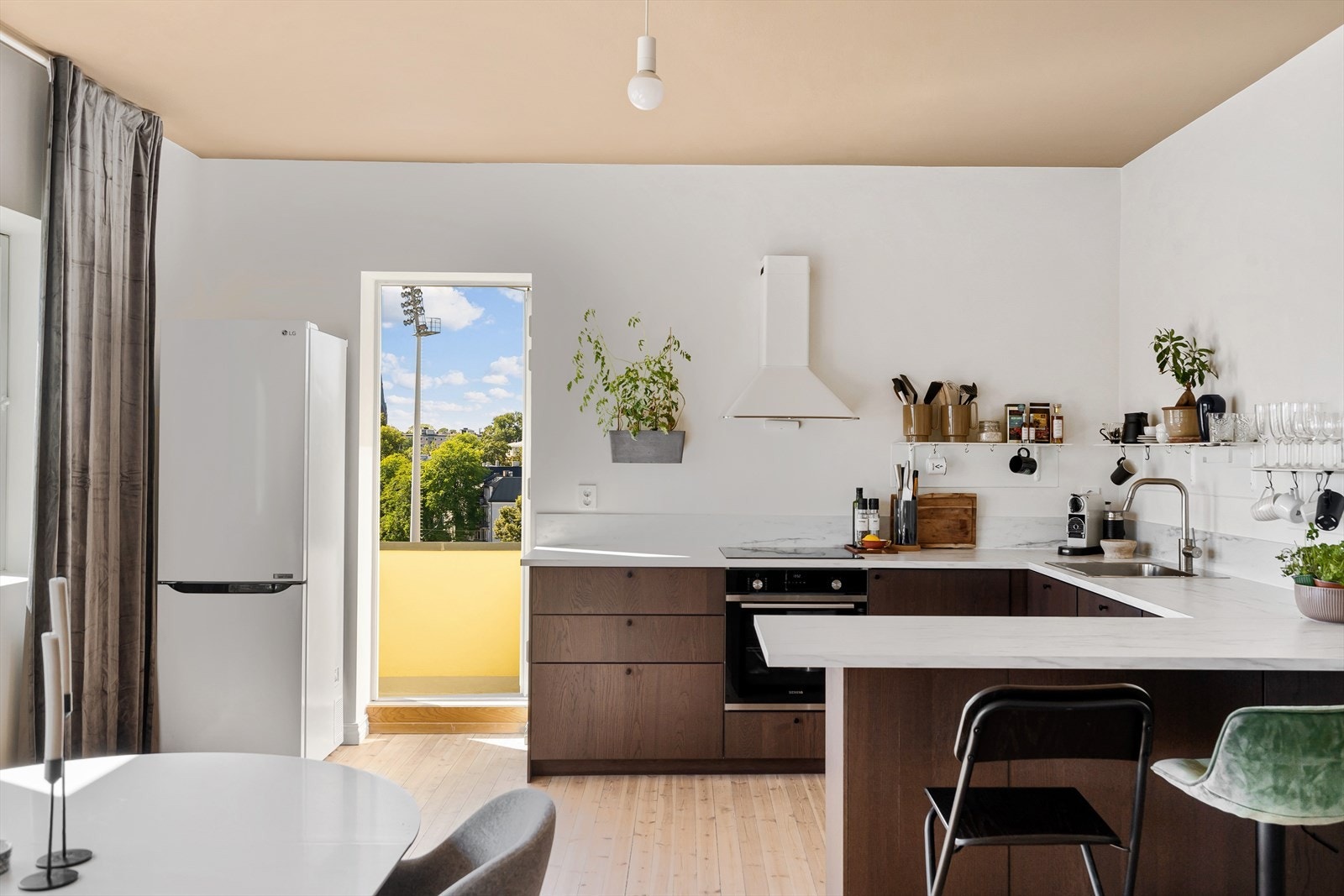 Fra kjøkkenet er utgangen til balkongen Galleribilde