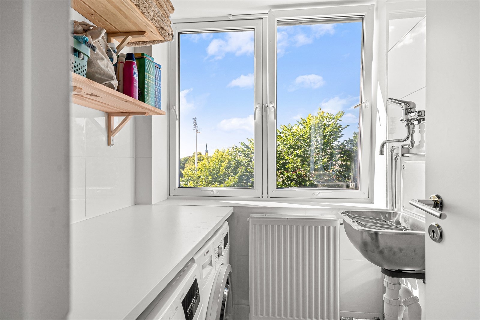 Vaskerommet har utslagsvask, oppbevaringsplass og opplegg for både vaskemaskin og tørketrommel Galleribilde