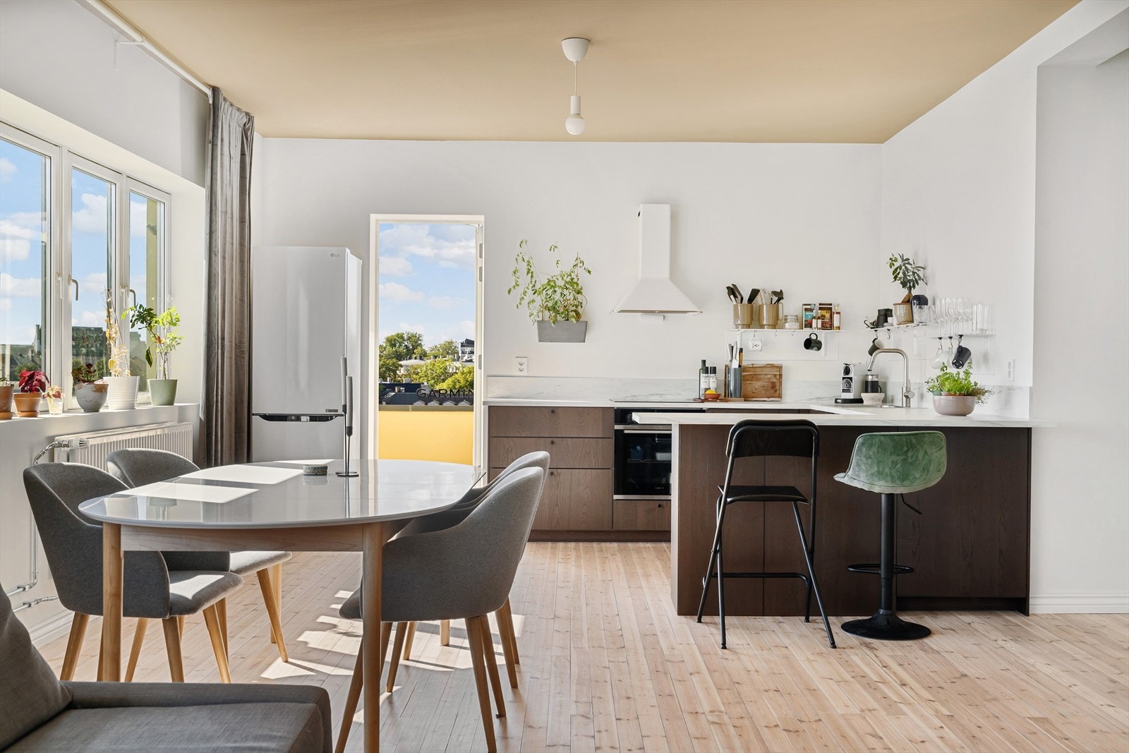 Kjøkkenet har en åpen og sosial løsning mot stuen Galleribilde