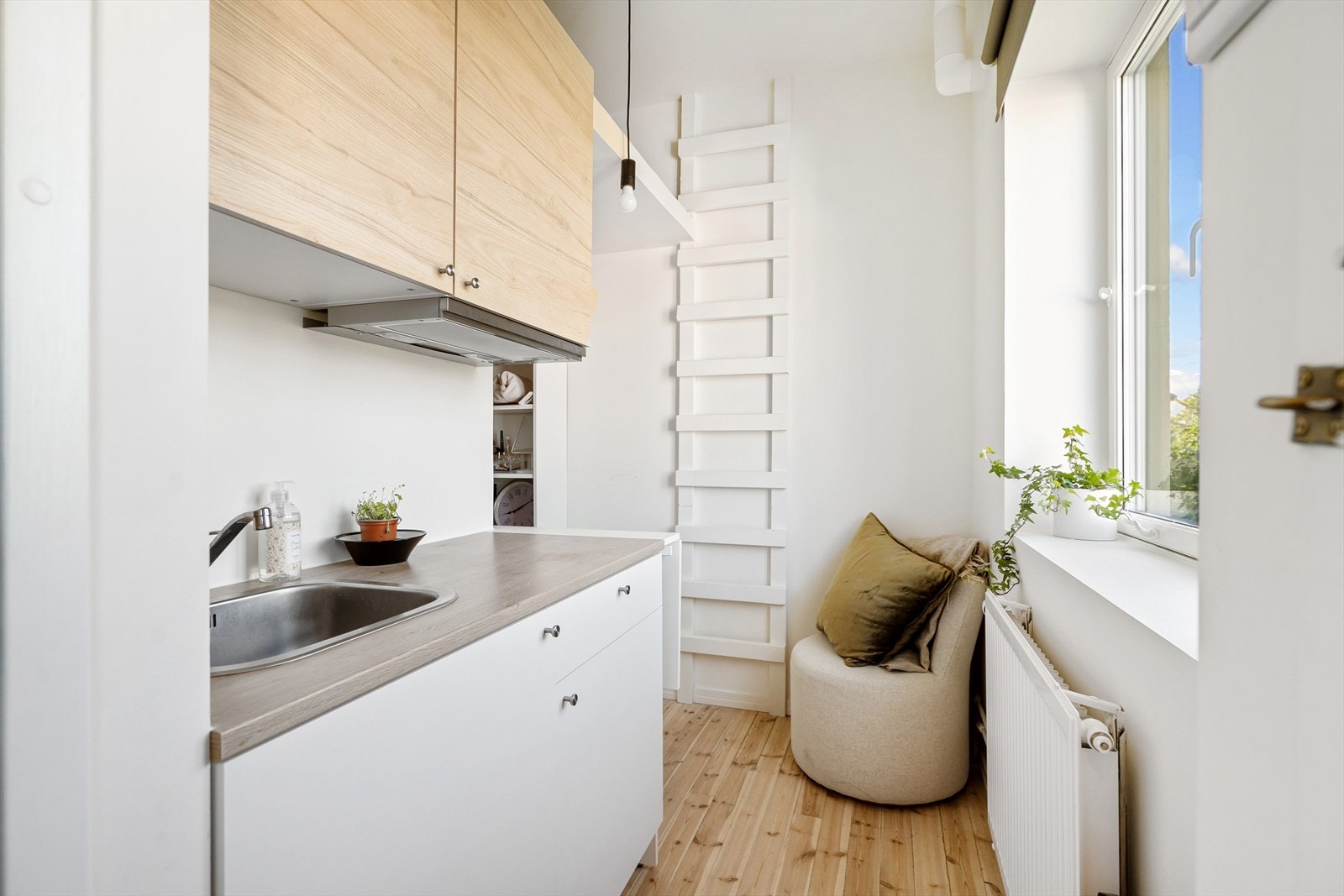 Hybeldelen inneholder kjøkken, sovehems, flislagt baderom, plass til oppbevaring og sitteplass. Hybelen er leid ut for 9 500,- pr mnd. Se salgsoppgaven for mer informasjon Galleribilde