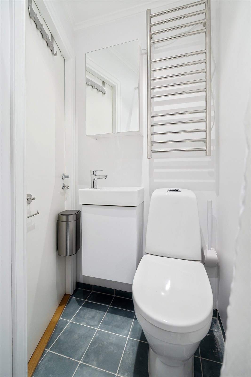 Baderommet er flislagt og inneholder toalett, servant, dusjnisje, skapspeil, håndkletørker og waterguard Galleribilde