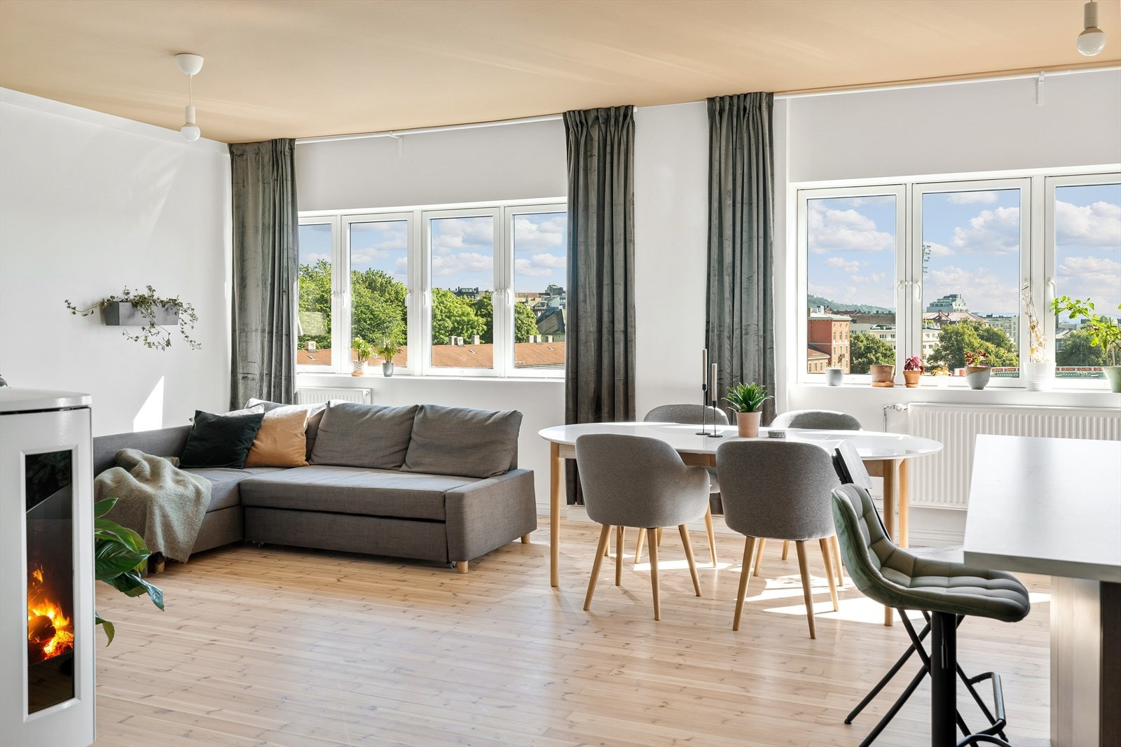 I tillegg er det plass til et romslig spisebord til flere gjester Galleribilde