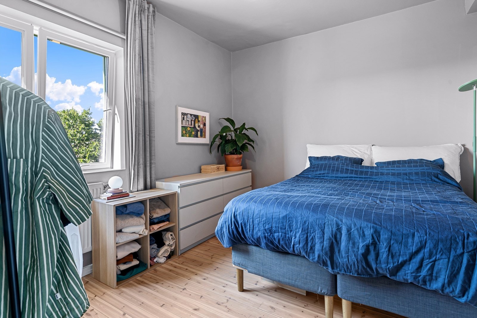 Soverommet er malt i harmoniske fargetoner, hele leiligheten ble forøvrig malt i perioden 2021-2022 Galleribilde