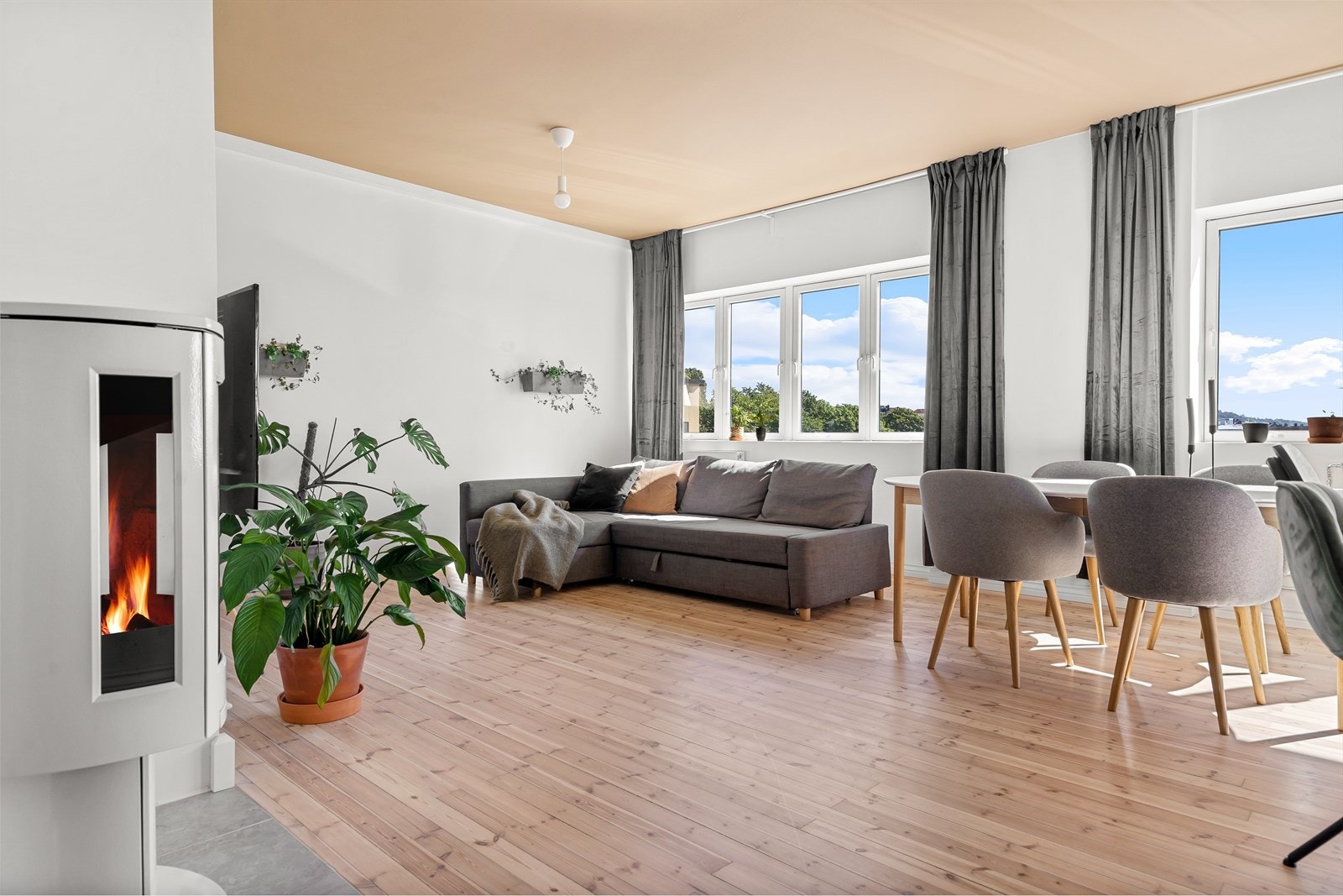 I stuen er det god plass til en romslig sofagruppe med tilhørende salongbord og underholdningsavdeling Galleribilde