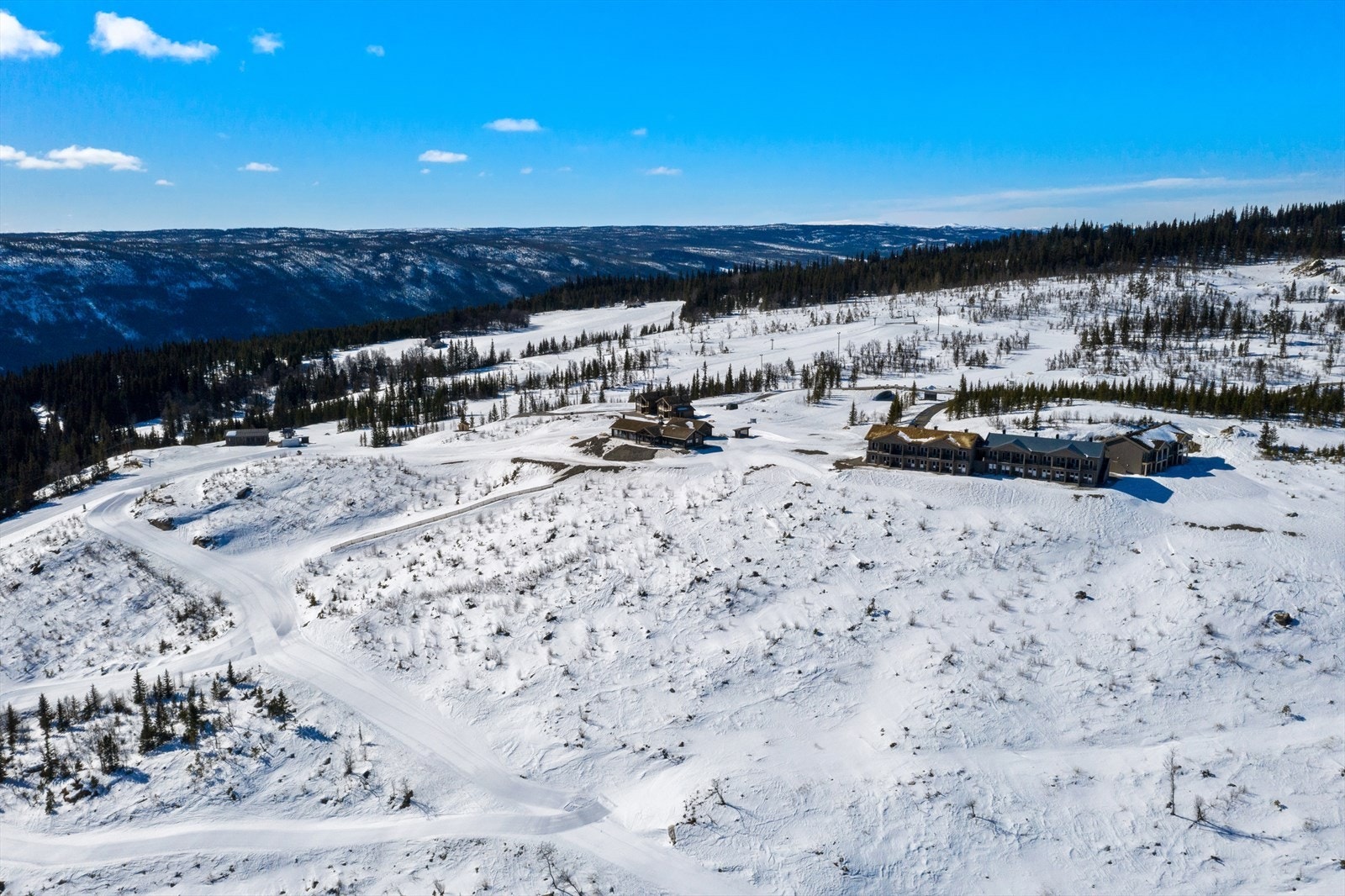 Skagahøgdi Skisenter har de siste årene utvidet med flere nedfarter, samt en ny barnebakke på toppen av heisen. Galleribilde