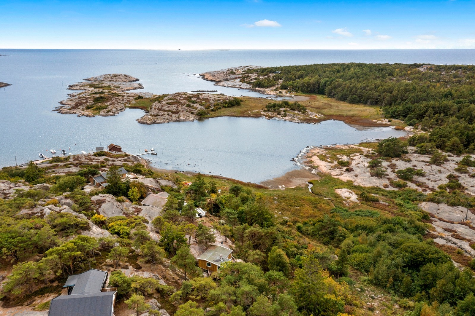Fra eiendommen er det under 100 meter ned til sjøen med badeplass Galleribilde