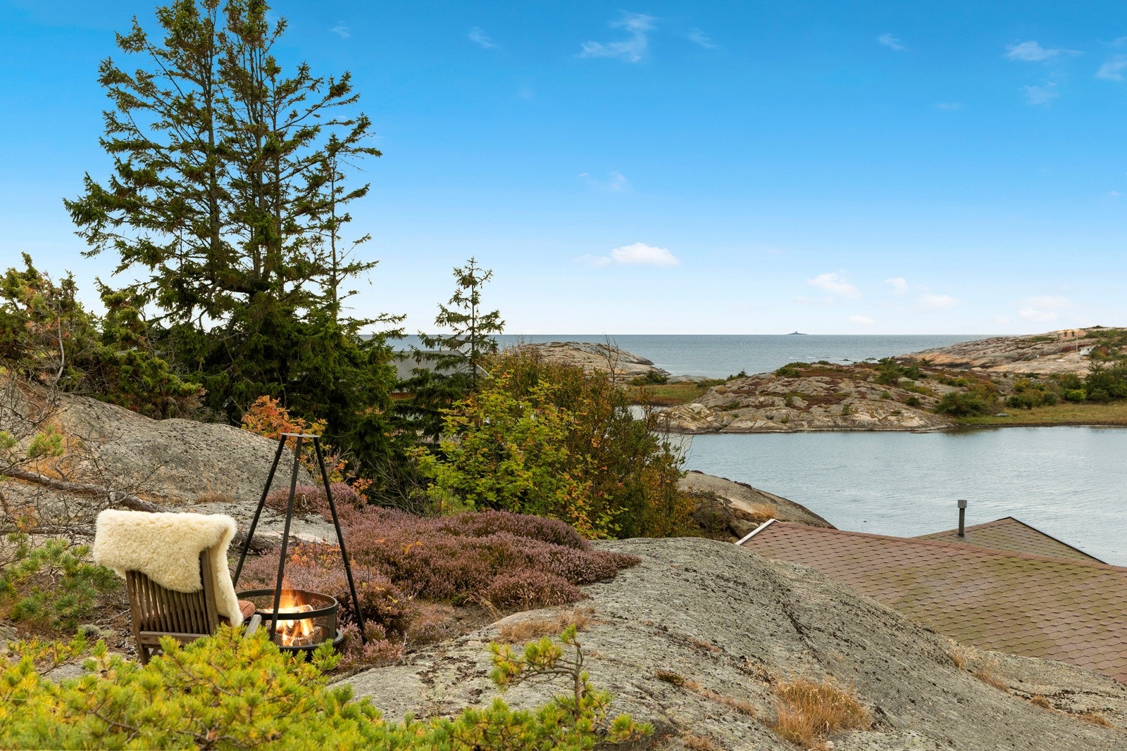 Du har fantastisk sjøutsikt fra flere steder på tomten Galleribilde