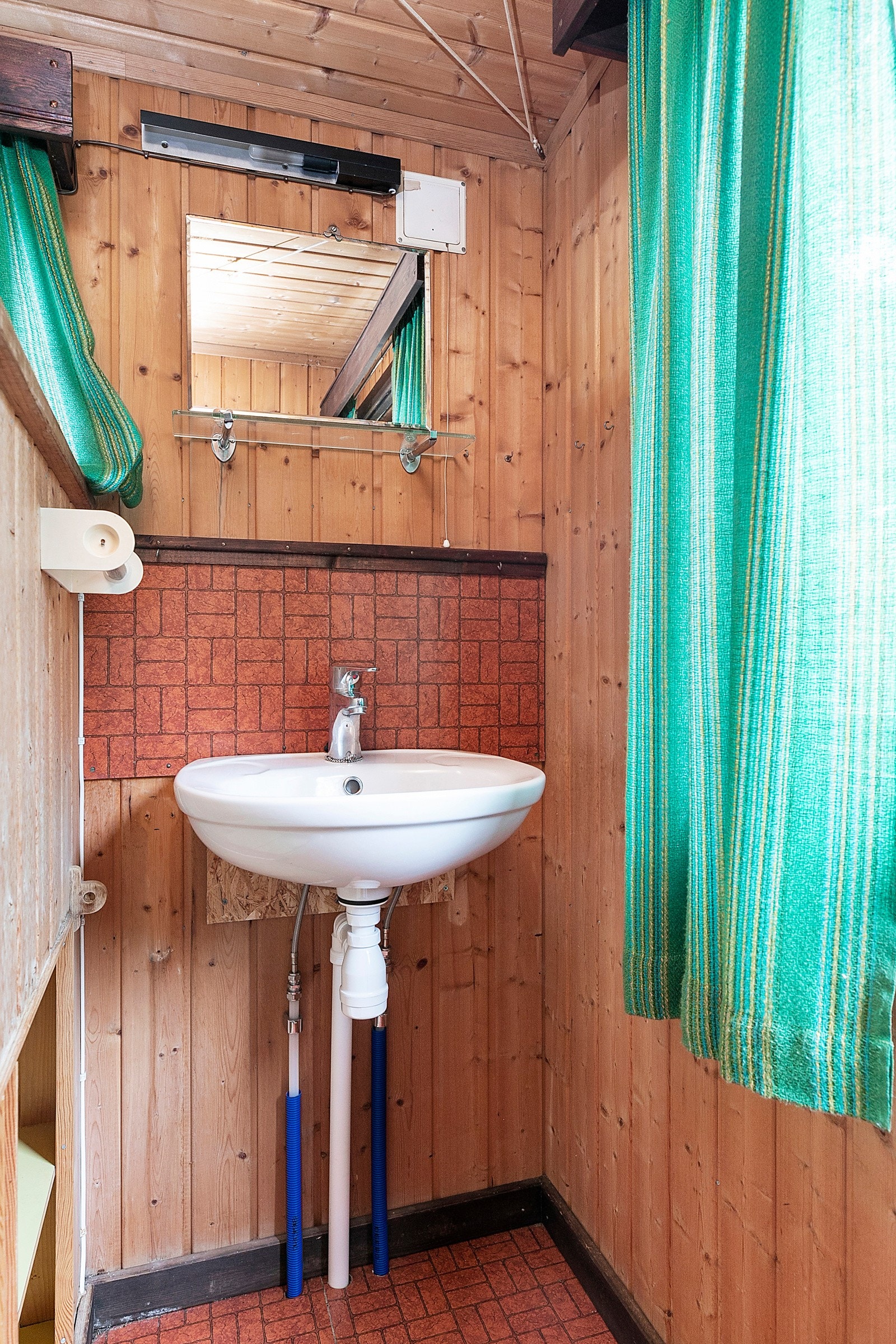 Bak en halvvegg i sovesonen finner du en stellesone med servant. Toalettet er i krypkjelleren Galleribilde