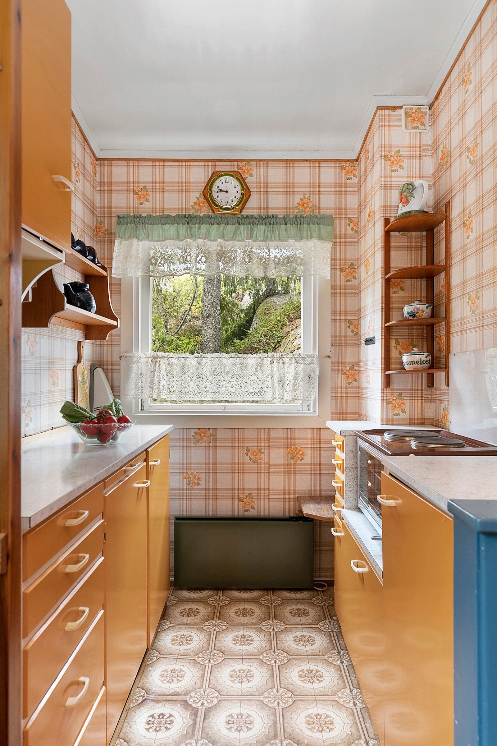 Original plassbygd kjøkkeninnredning med slette fronter Galleribilde