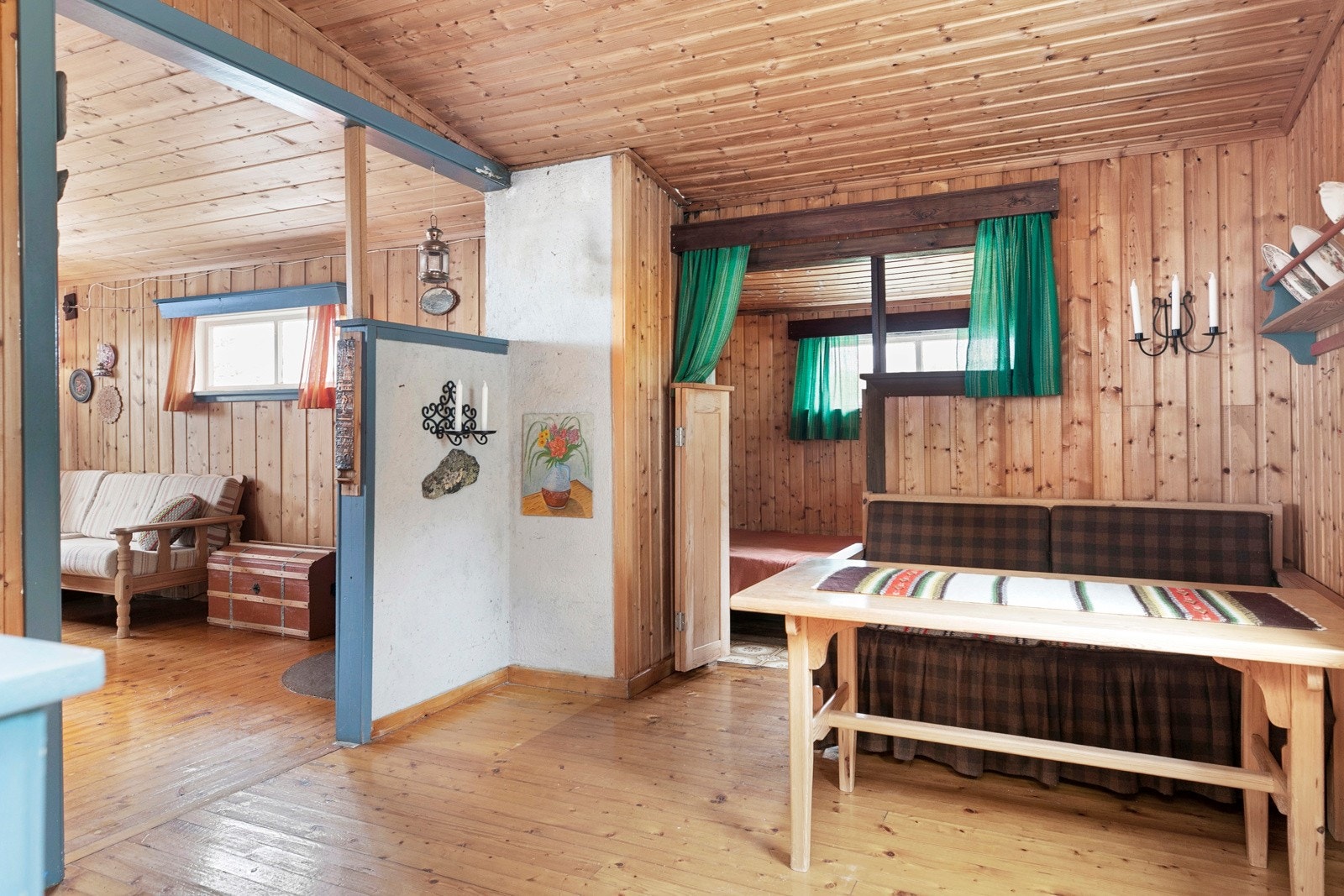 Det er halvveis åpne løsninger mellom rommene i hytta Galleribilde