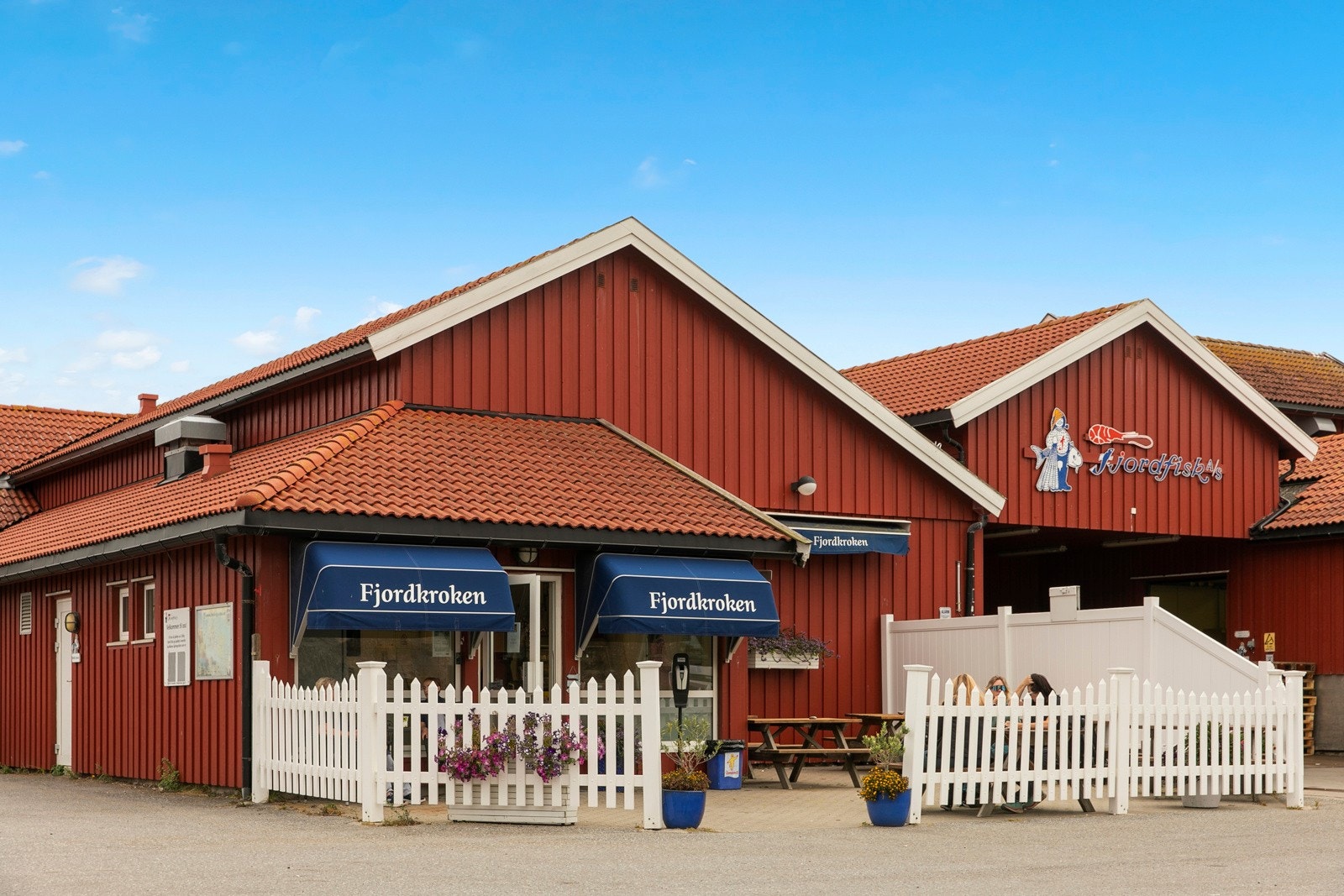 I sommerhalvåret er det åpen sjømatbutikk med kafé i Utgårdskilen Galleribilde