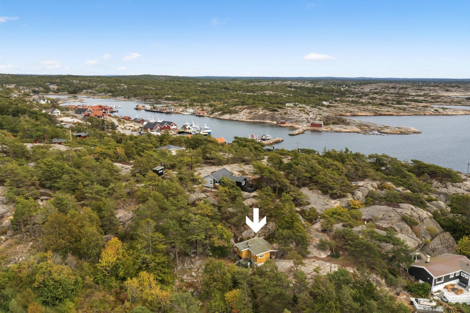 Hytta er omgitt av skjærgård og sjø på flere kanter Galleribilde