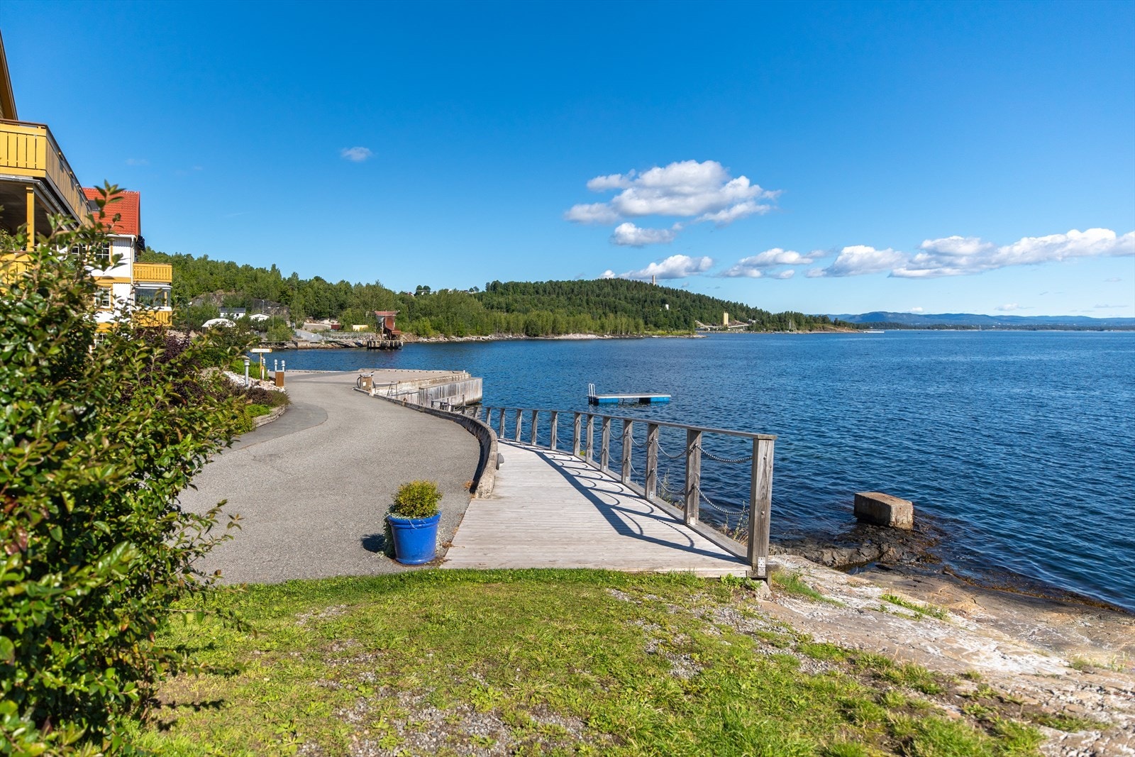 Slemmestad Brygge - Her ligger Odden Marina / gjestehavn og Oddeberget badeplass Galleribilde