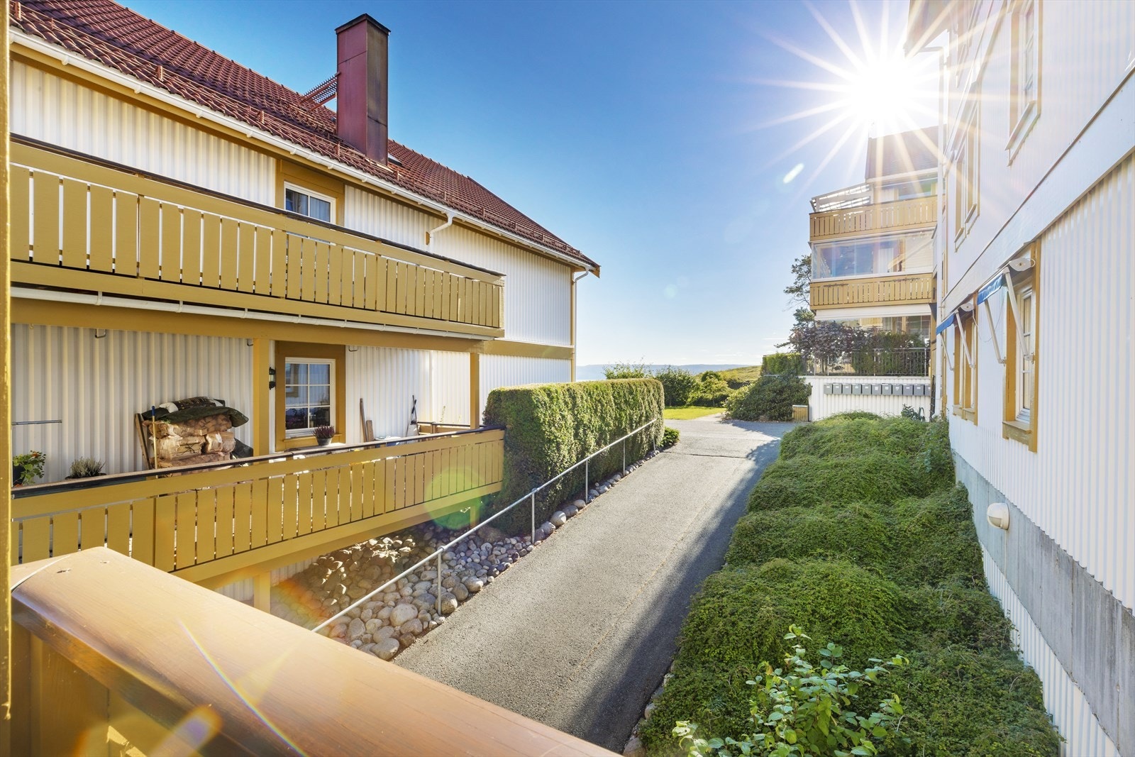 Leiligheten ligger i idylliske og frodige omgivelser Galleribilde