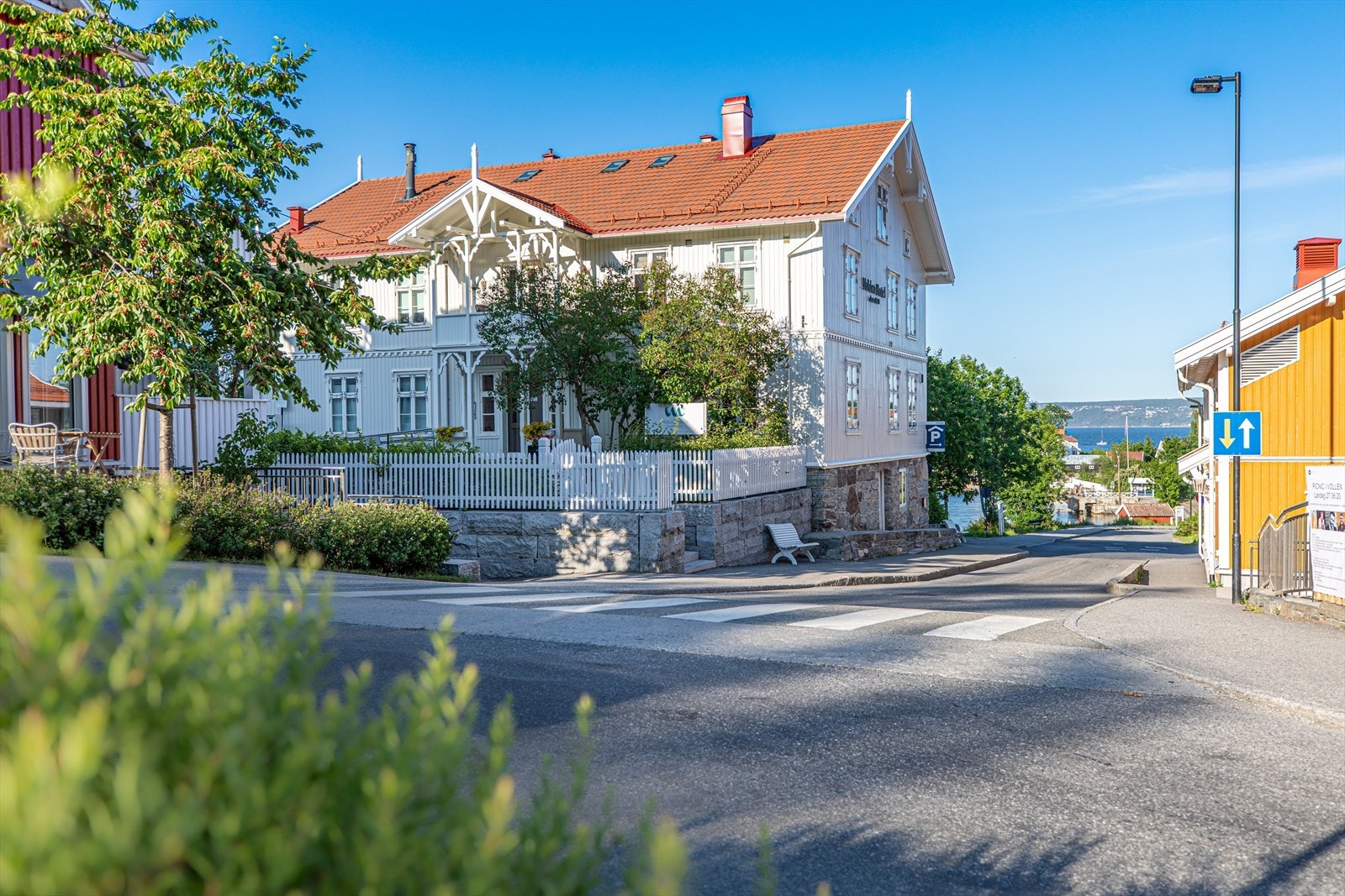 Vollen sentrum fremstår som en "sørlandsperle", med badestrender, marina, bakeri og hyggelige spesialforretninger. Vollen sentrum byr bl.a. på klesbutikker, smykkebutikker, interiørbutikker, frisørsalong og flere gallerier Galleribilde