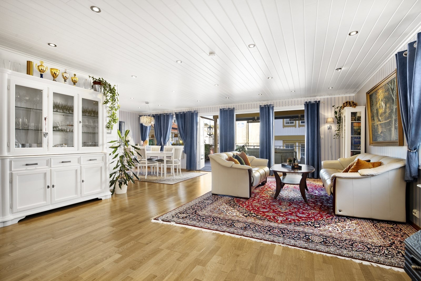 Fra stue/spisestuen ankommer man boligens balkong via en balkongdør Galleribilde